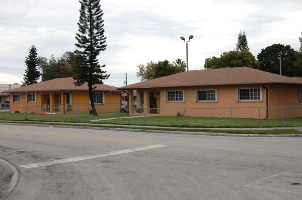 Donald F. Scott Villas in Hialeah, FL - Foto de edificio