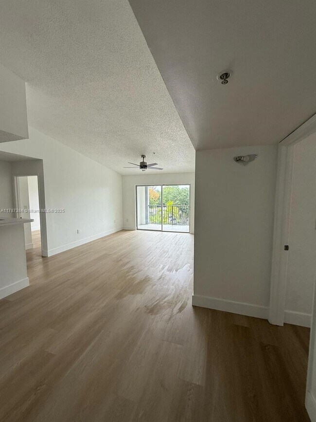 4320 NW 107th Ave, Unit 303-1 in Doral, FL - Building Photo - Building Photo