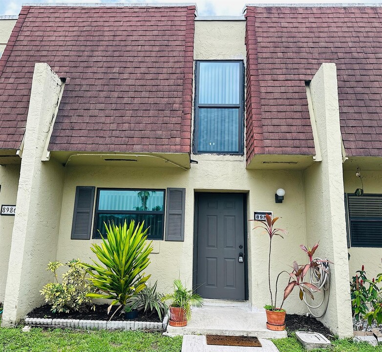 8988 Palm Tree Ln in Pembroke Pines, FL - Foto de edificio