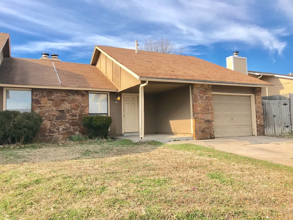 1032 N Oak Ct in Broken Arrow, OK - Building Photo