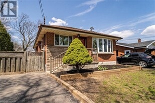 146 Welbourn Dr in Hamilton, ON - Building Photo