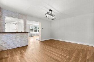 1070 Whitney Ave in Hamden, CT - Building Photo - Building Photo