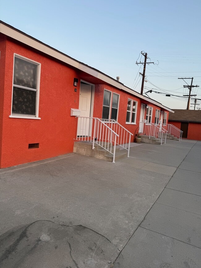 3264 Post St, Unit Apt B in South Gate, CA - Foto de edificio - Building Photo