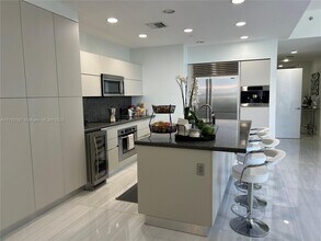 1050 Brickell Ave, Unit 3504 in Miami, FL - Building Photo - Building Photo