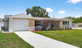 5321 Sparrow Dr in Holiday, FL - Building Photo