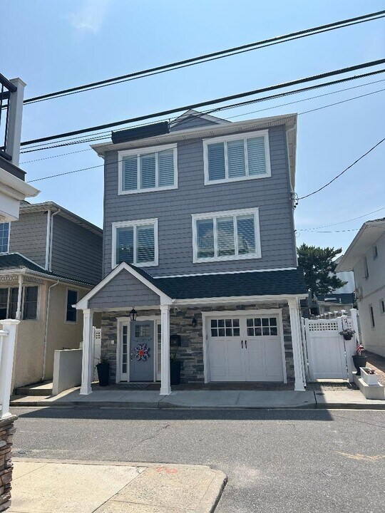 190 Oceanview Ave in Long Beach, NY - Building Photo