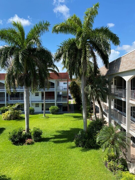 581 Blue Heron Dr in Hallandale Beach, FL - Building Photo
