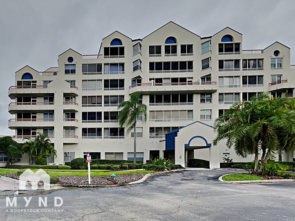 2333 Feather Sound Dr in Clearwater, FL - Building Photo