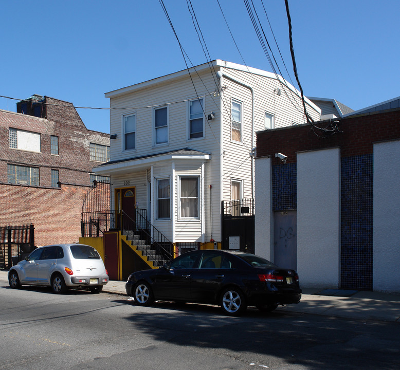 102 S South St in Newark, NJ - Building Photo