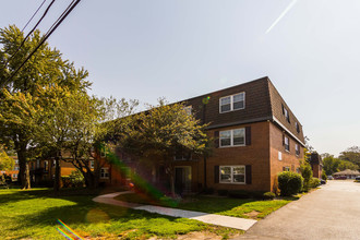 Chateau Royale in Worth, IL - Foto de edificio - Building Photo