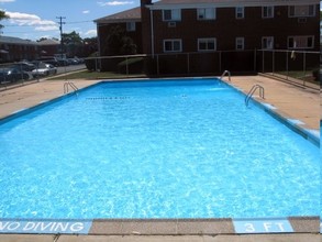 Crossroads Manor Apartments in Lakewood, NJ - Foto de edificio - Building Photo