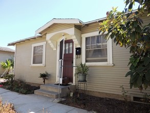 204-208 S Helberta Ave in Redondo Beach, CA - Foto de edificio - Building Photo