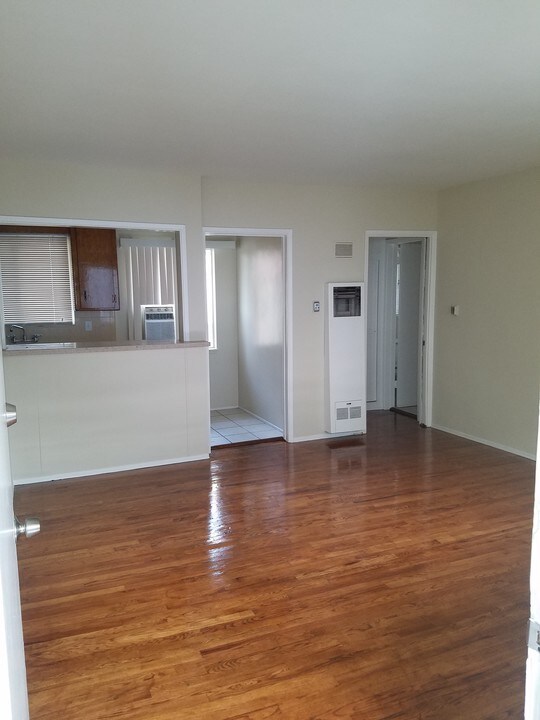 13838 Burbank Blvd in Los Angeles, CA - Building Photo