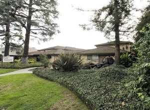 Villa Valencia Apartments in Arcadia, CA - Foto de edificio - Building Photo