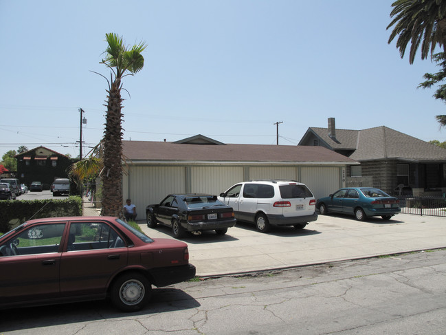 220 N Hagar St in San Fernando, CA - Building Photo - Building Photo