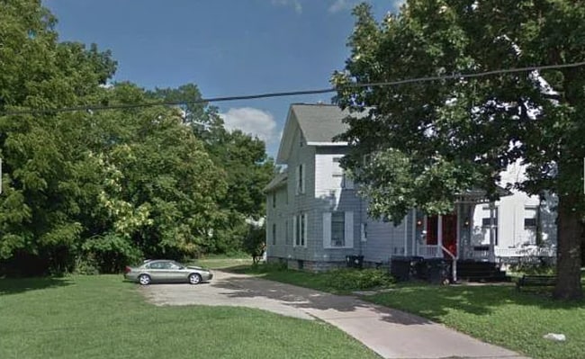 525 30th St, Unit #2 in Rock Island, IL - Building Photo - Building Photo