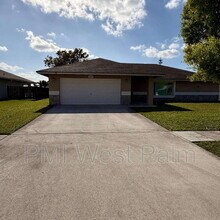 147 Sunflower Cir in Royal Palm Beach, FL - Building Photo - Building Photo