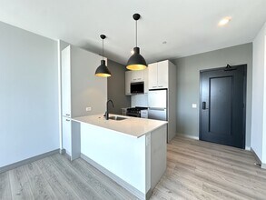 2155 N Elston Ave in Chicago, IL - Foto de edificio - Building Photo