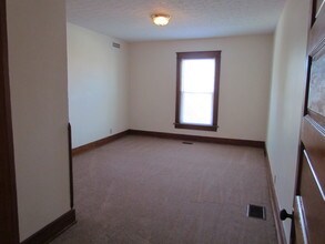 225 E Findlay St, Unit Apt B in Carey, OH - Foto de edificio - Building Photo