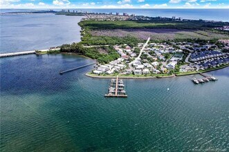 4140 NE Breakwater Dr in Jensen Beach, FL - Foto de edificio - Building Photo