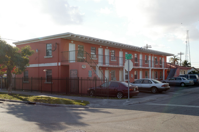 570 W 25th St in Hialeah, FL - Building Photo - Building Photo