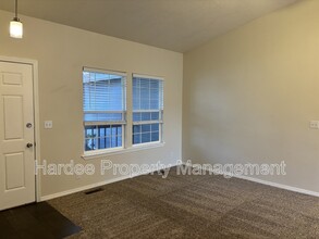 2411 W Baystone Dr in Meridian, ID - Foto de edificio - Building Photo