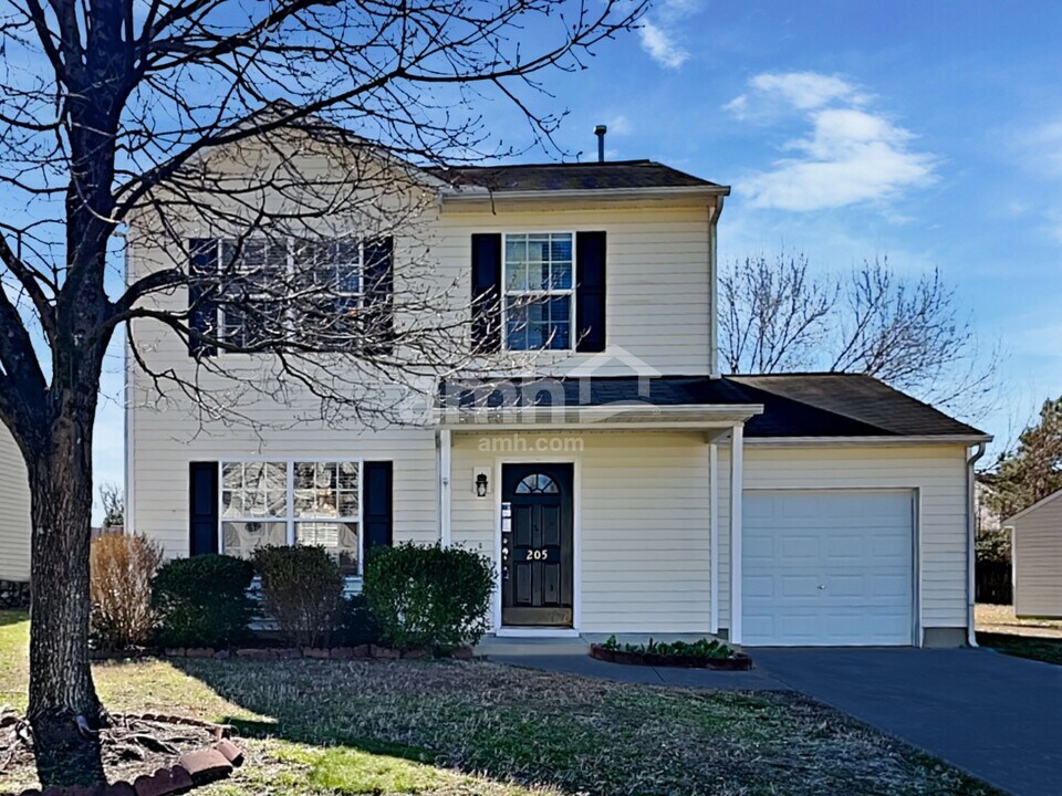 205 N Fuquay Springs Ave in Fuquay Varina, NC - Building Photo