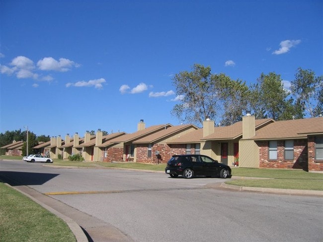 Wimbledon Square in Edmond, OK - Building Photo - Building Photo