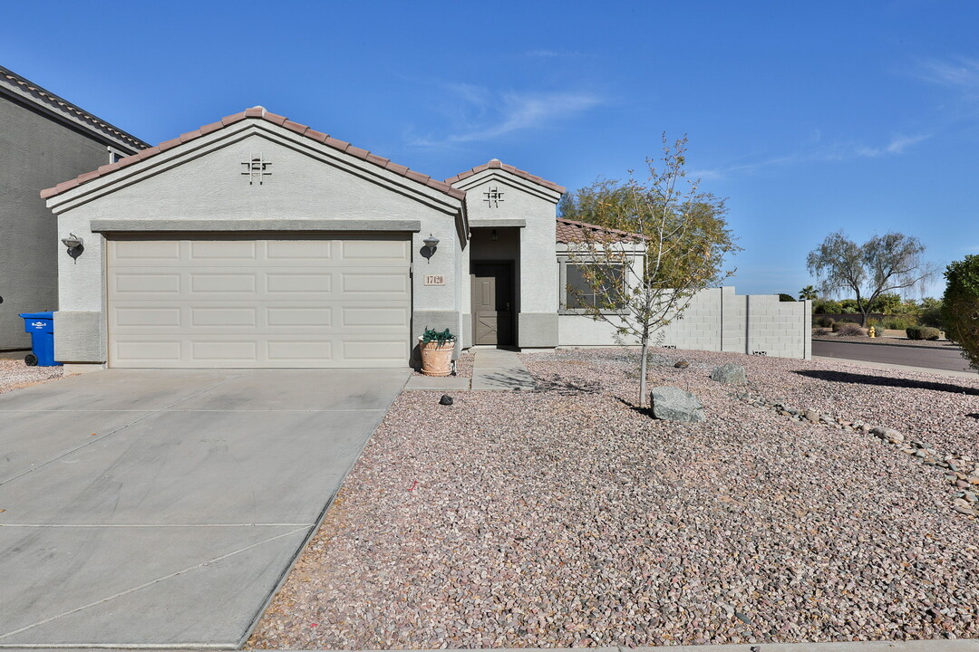 17420 W Calavar Rd in Surprise, AZ - Foto de edificio