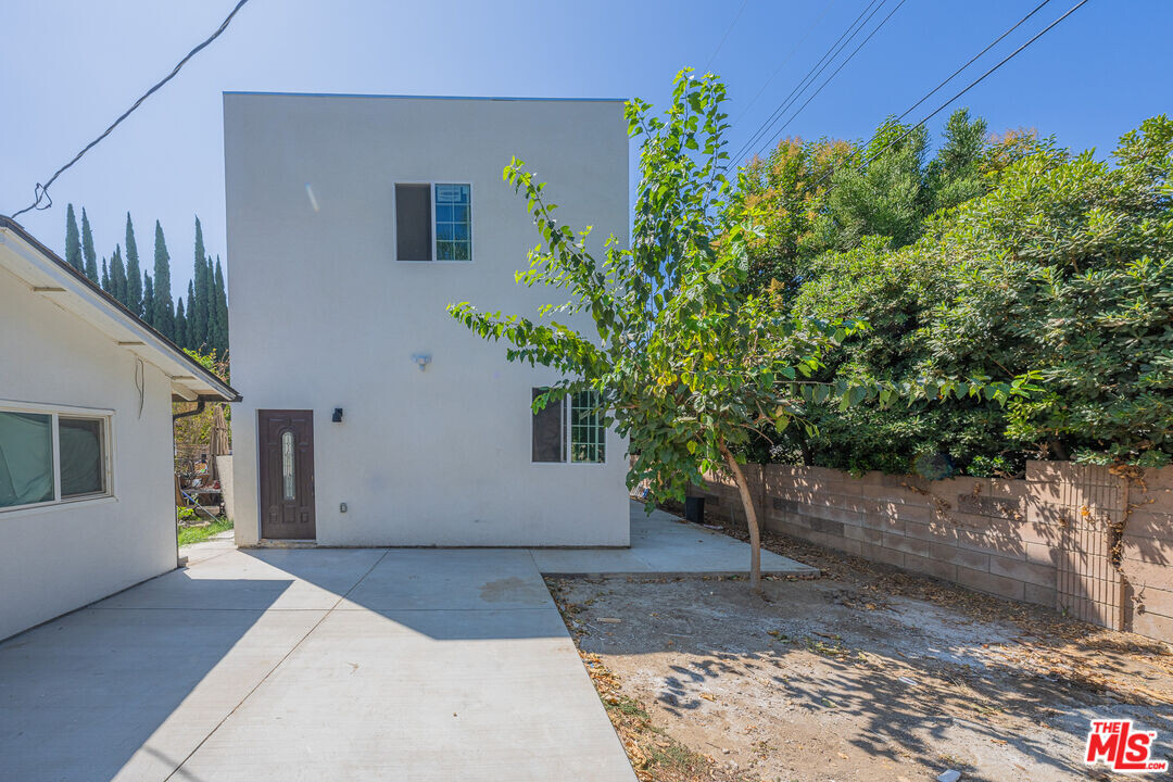 10605 Owensmouth Ave in Los Angeles, CA - Building Photo