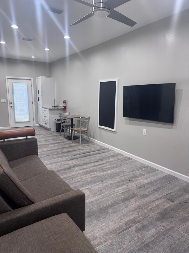 6615 Tippin Ave, Unit #B in Pensacola, FL - Foto de edificio - Building Photo