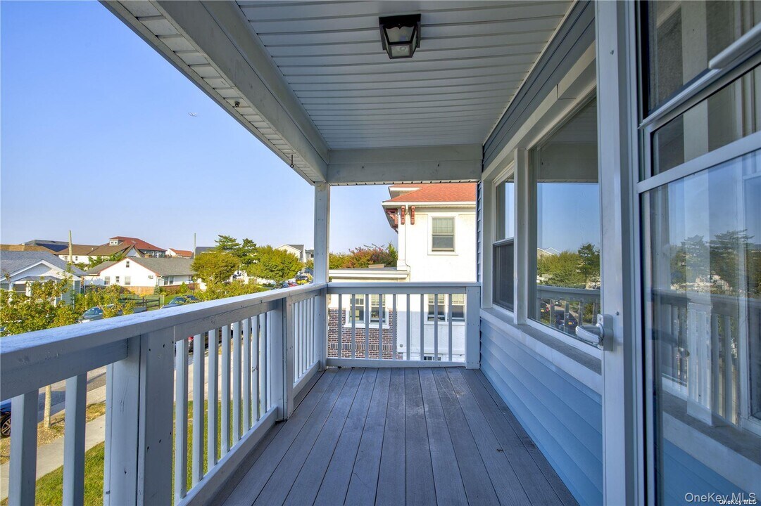 670 W Beech St in Long Beach, NY - Building Photo