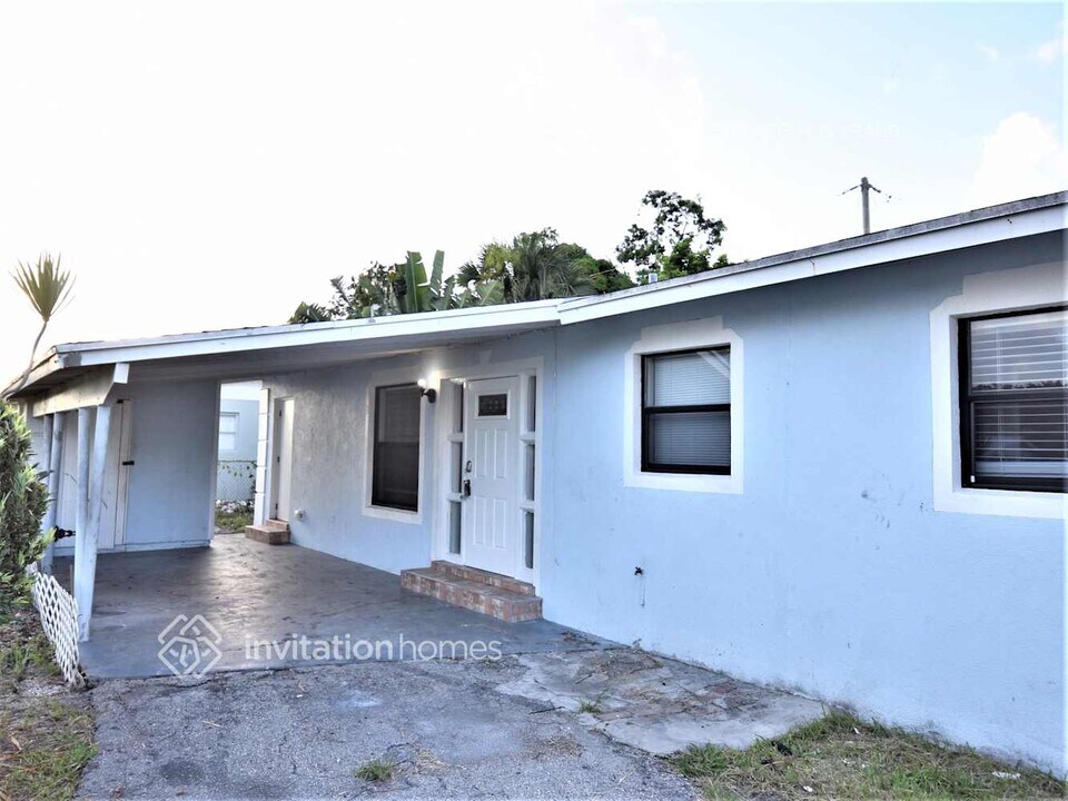 5644 Snead Cir in West Palm Beach, FL - Building Photo