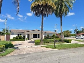 7901 NW 171st St in Hialeah, FL - Building Photo - Building Photo