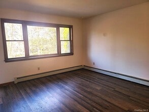 1022 Violet Ave in Hyde Park, NY - Building Photo - Building Photo