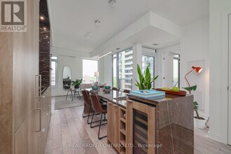 11 Yorkville Ave in Toronto, ON - Building Photo - Building Photo