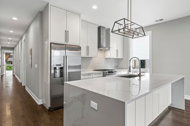2239 W Belmont Ave in Chicago, IL - Building Photo - Building Photo