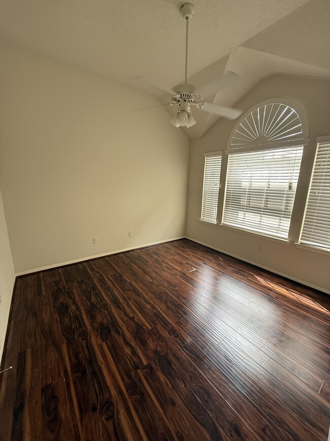 property at 2315 Glendavon Ln