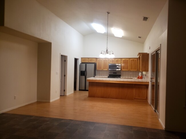 3305 S Martin St in Visalia, CA - Building Photo - Building Photo