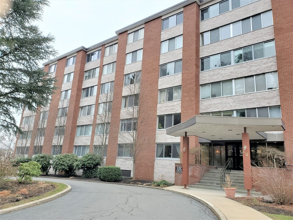 52 Chestnut St, Unit 316 in Brookline, MA - Building Photo