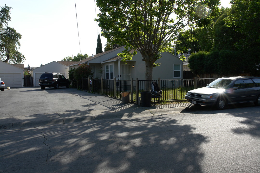 21-23 Arrowhead Ln in Menlo Park, CA - Building Photo