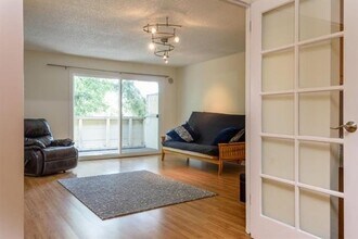 1033 Crestview Dr in Mountain View, CA - Building Photo - Building Photo