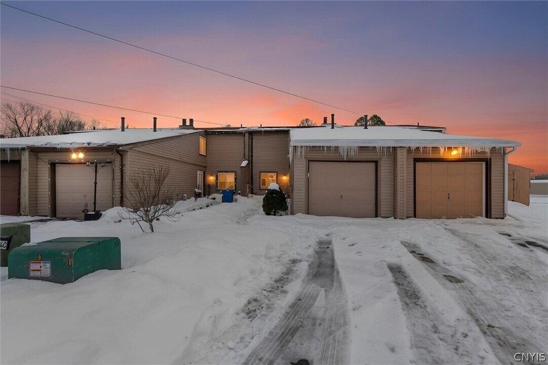 3754 Helios Ct in Baldwinsville, NY - Building Photo