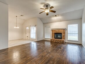 1717 Foxfire Rd in Edmond, OK - Foto de edificio - Building Photo