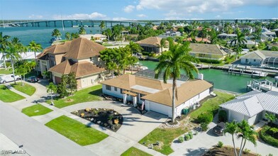 955 Iris Ct in Marco Island, FL - Foto de edificio - Building Photo