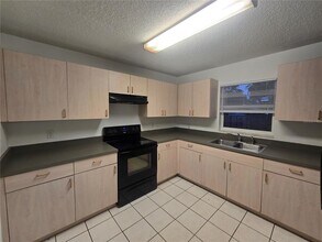 1052 Highland St in Sarasota, FL - Building Photo - Building Photo