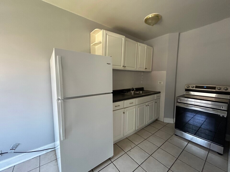 6956 N Ashland Ave in Chicago, IL - Building Photo