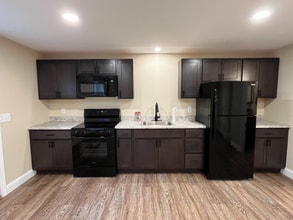 579 Penney Rd in New Gloucester, ME - Foto de edificio - Building Photo