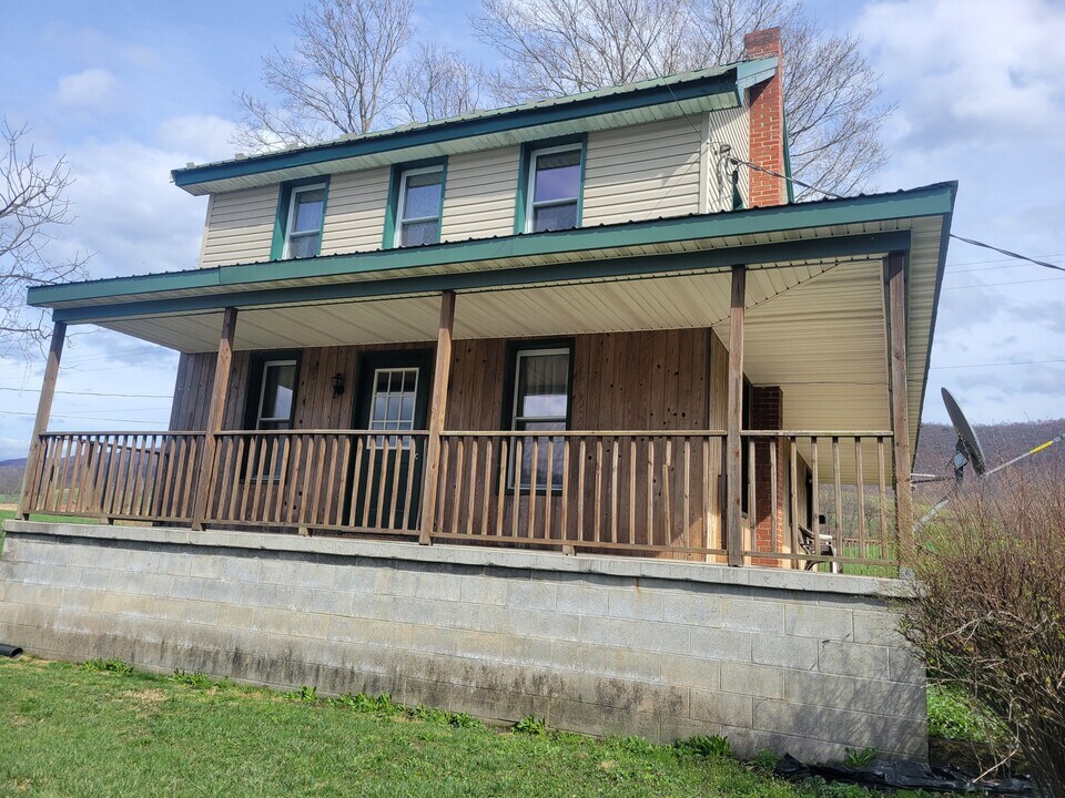 3860 PA-75 in East Waterford, PA - Building Photo