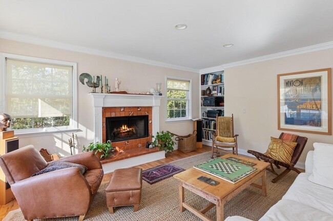24 Clamshell Ave in East Hampton, NY - Foto de edificio - Building Photo